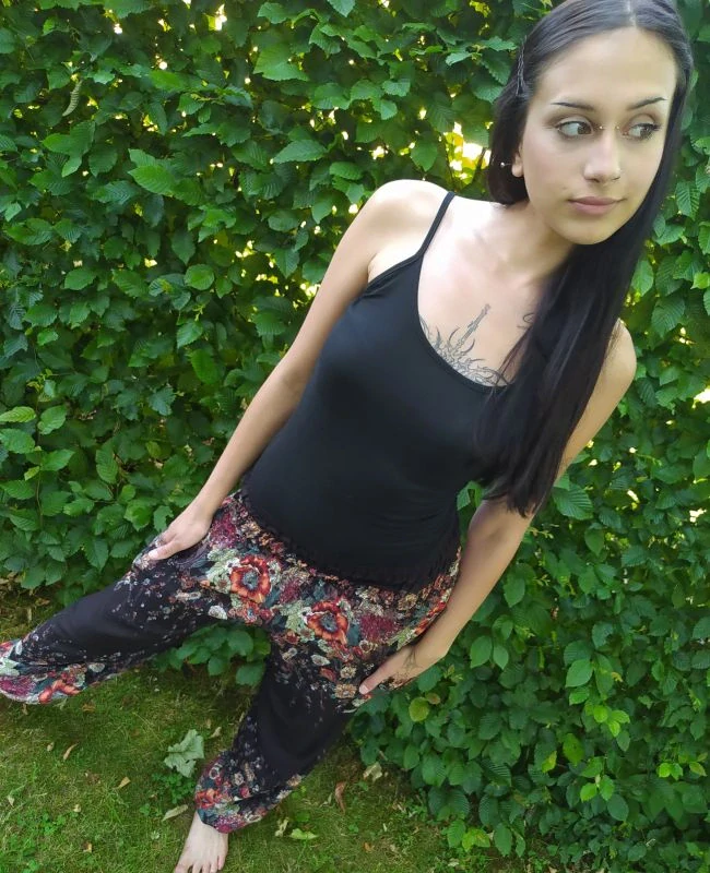 Pohodlné letní kalhoty s kapsami, barva černá s květinami