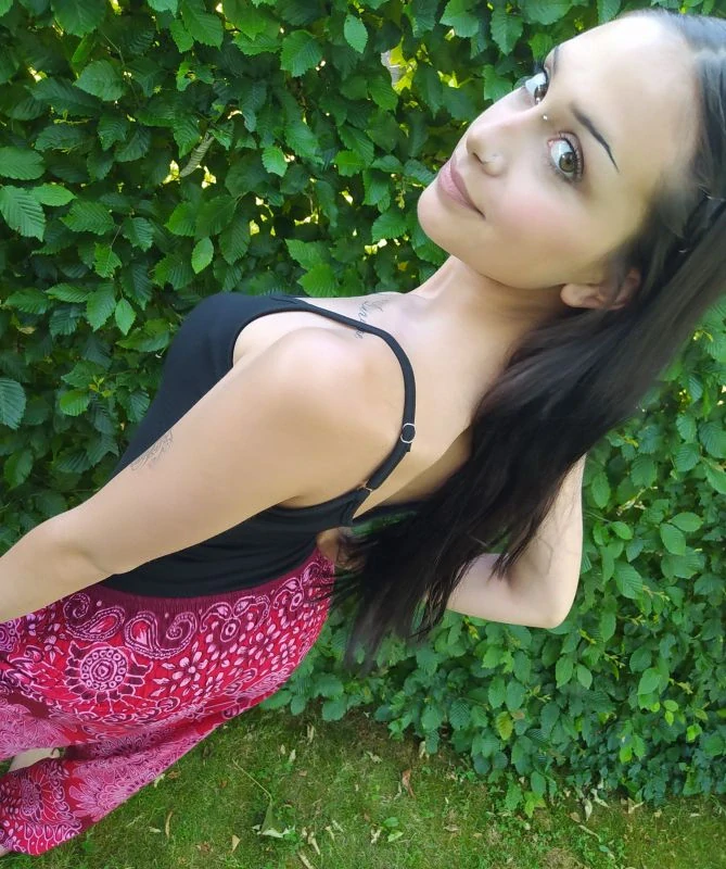 Pohodlné letní kalhoty s kapsami, barva červená s etno vzorem