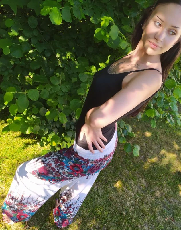 Vzdušné bílé letní kalhoty s květy: Pohodlí, které si zamilujete