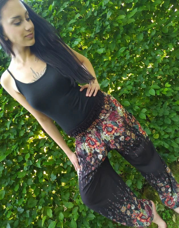 Pohodlné letní kalhoty s kapsami, barva černá s květinami