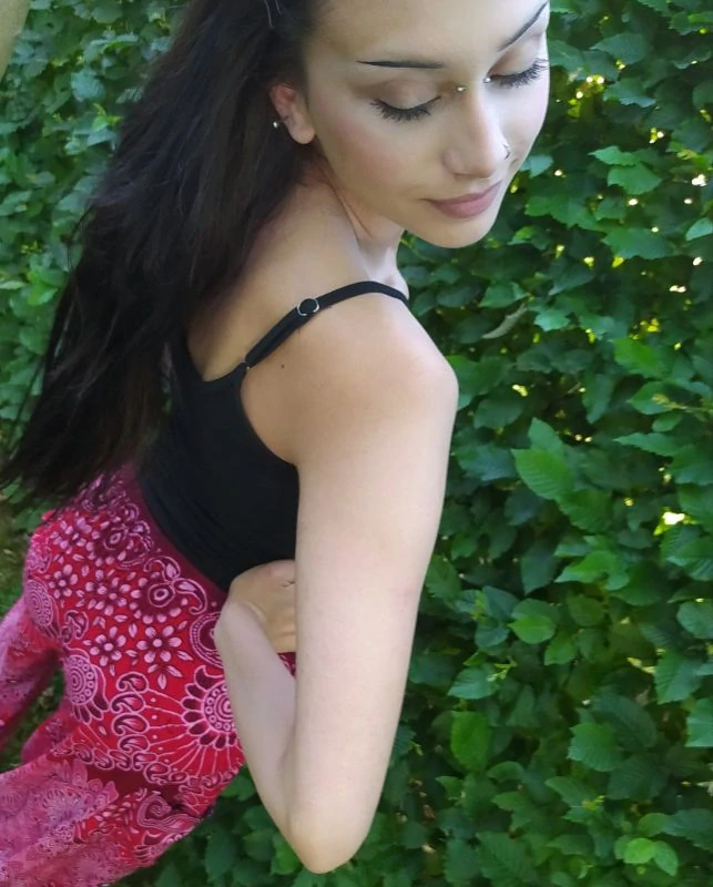 Pohodlné letní kalhoty s kapsami, barva červená s etno vzorem