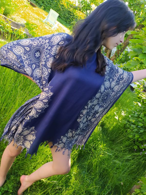 Dámské letní pončo a vzdušná halenka z viskózy v jednom, barva modrá, potisk