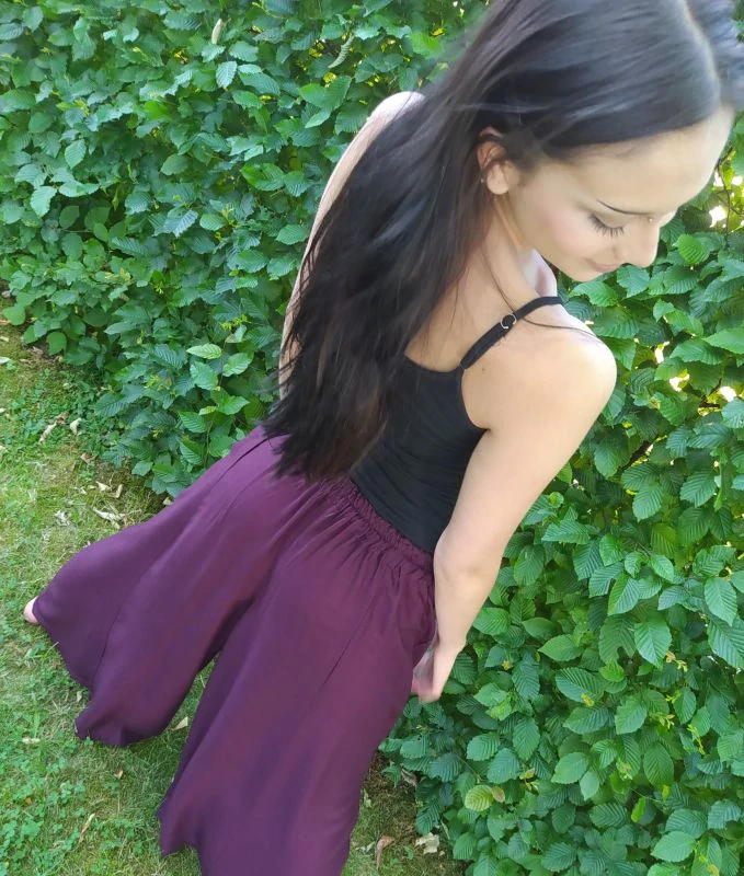 Vzdušné palazzo kalhoty z chladivé viskózy, barva tmavě vínová