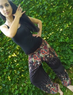 Pohodlné letní kalhoty s kapsami, barva černá s květinami